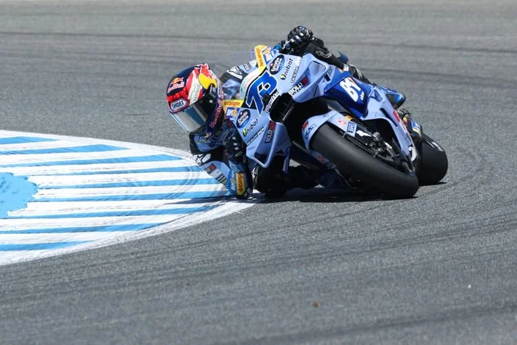 Alex Marquez (Gresini Racing) memimpin balapan MotoGP Spanyol 2026 di Sirkuit Jerez di Jerez de la Frontera, pada 26 April 2025. (Foto oleh Pierre-Philippe MARCOU / AFP)