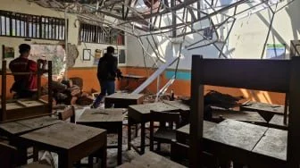 Ruang Kelas SDN Sendangmulyo Semarang Hancur Ditimpa Pohon Roboh
