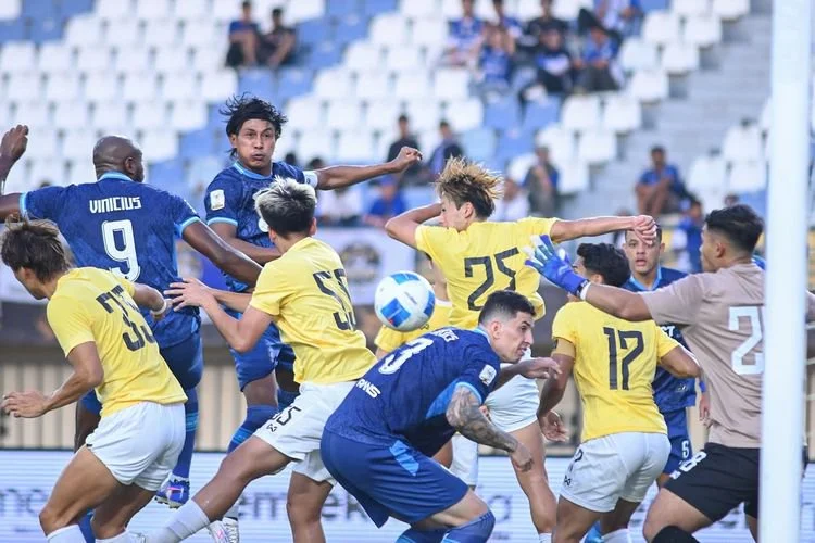 Duel pemain Tampines Rovers vs Arema FC di laga kedua Piala Presiden 2026 di Stadion Si Jalak Harupat, Selasa (28/7/2026).