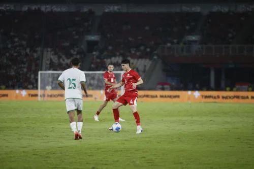 Mathew Baker beraksi di laga Timnas Indonesia vs Timnas Oman (Foto: Okezone/Aldhi Chandra)