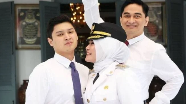 Keluarga Bupati Pandeglang Irna Narulita, Rizki AuliaRahman (anak) dan Dimyati Natakusumah (suami).[Instagram/@Irnadimyati]