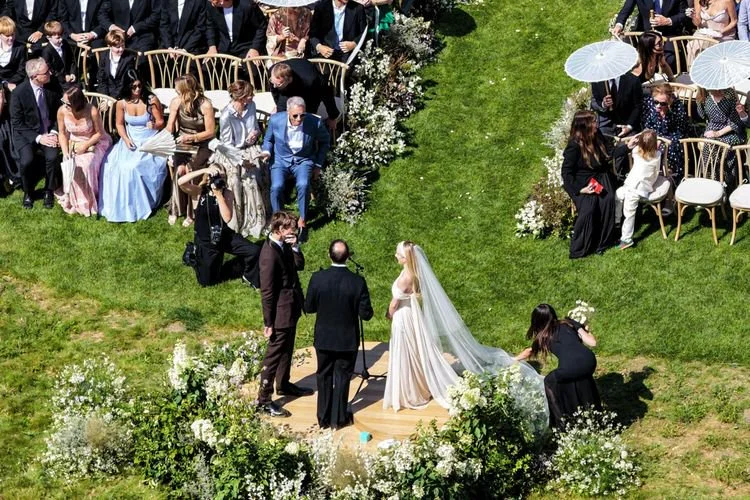 Gaun pengantin yang digunakan oleh Emma Roberts dalam pernikahannya dengan aktor Cody John di Idaho, Amerika Serikat.
