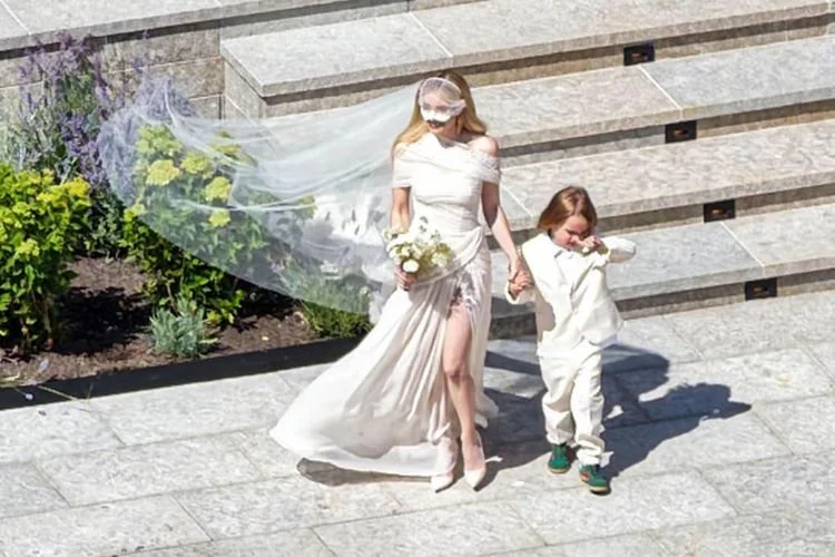 Gaun pengantin yang digunakan oleh Emma Roberts dalam pernikahannya dengan aktor Cody John di Idaho, Amerika Serikat.
