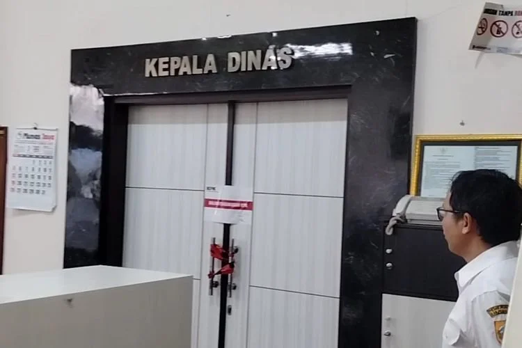 Ruang Kepala Dinas DPUPR Pemalang, Jawa Tengah tertempel segel KPK pasca kabar OTT KPK terhadap Bupati Pemalang Anom Widiyantoro, Rabu (29/7/2026).