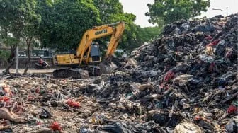 Gunungan Sampah Penuhi RTH Penjaringan