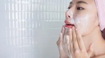 5 Cara Memilih Sabun Cuci Muka untuk Kulit Kering, Wajah Tetap Lembap dan Tidak Ketarik