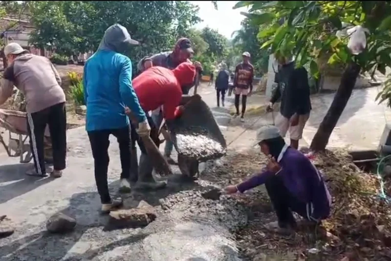 Kesabaran Habis, Puluhan Warga Pati Patungan Rp 16 Juta dan Swadaya Tambal Jalan Rusak