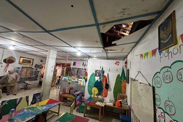Ruang kelas TK Gaya Baru III Jebres Solo atapnya melengkung, berlubang dan hampir ambrol, Selasa (28/7/2026)