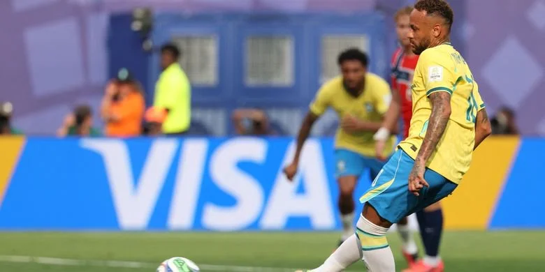 Penyerang timnas Brasil Neymar mengeksekusi penalti dalam laga melawan timnas Norwegia pada babak 16 besar Piala Dunia 2026 di New York/New Jersey Stadium, Amerika Serikat, Minggu (5/7/2026) waktu setempat. (Foto oleh Odd Andersen/AFP)