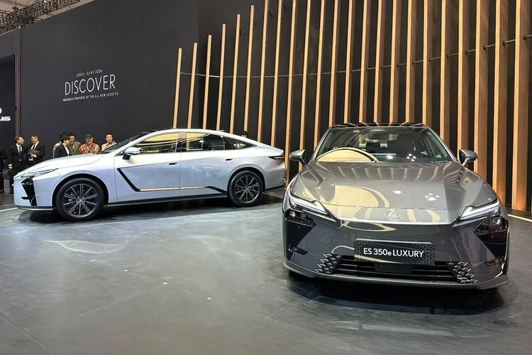 Lexus ES350 hybrid dan ES350e (listrik) meluncur di GIIAS 2026.