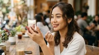 4 Lipstik Maybelline Warna Peach untuk Kulit Kuning Langsat agar Lebih Segar