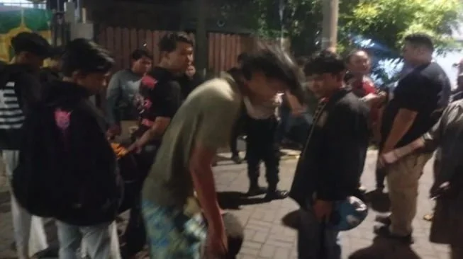 Tiga orang dikabarkan menjadi korban aksi pengeroyokan oleh oknum kelompok silat yang sedang melakukan konvoi di Jalan Ir Soekarno (Merr), Rabu (17/6/2026) dini hari. [beritajatim.com]