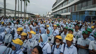 Buruh dan karyawan mendengarkan pidato dari direksi perusahaan di Pabrik Sri Rejeki Isman Tbk (Sritex) di Sukoharjo, Jawa Tengah, Jumat (28/2/2025). Dinas Tenaga Kerja dan Transmigrasi (Disnakertrans) Jawa Tengah mencatat 10.965 buruh dan karyawan di