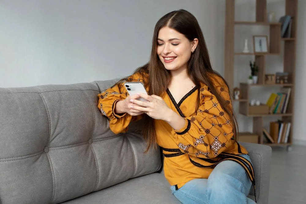 ilustrasi perempuan menggunakan handphone