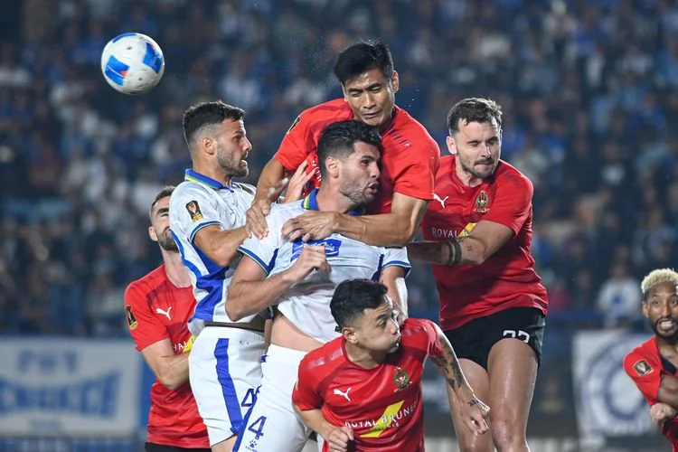 Duo bek Persib Bandung (putih) Julio Cesar dan Patricio Matricardi duel udara dengan pemain DPMM FC (Brunei) pada laga lanjutan Piala Presiden 2026 Grup A di Stadion Si Jalak Harupat, Soreang, Kabupaten Bandung, Sleasa (28/7/2026). 