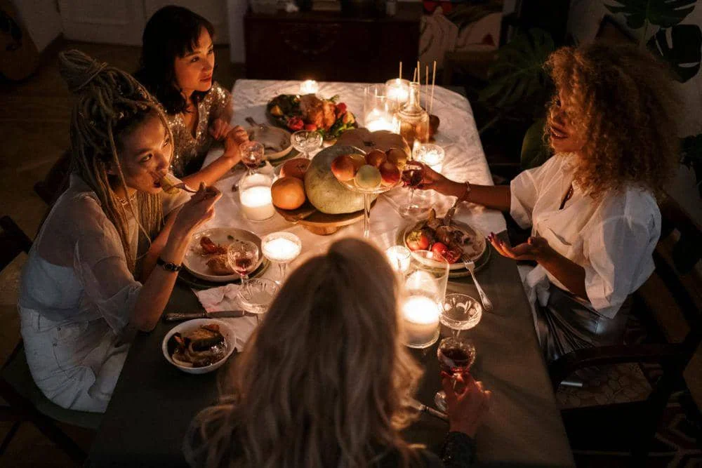 ilustrasi makan malam bersama teman (pexels.com/cottonbro studio)