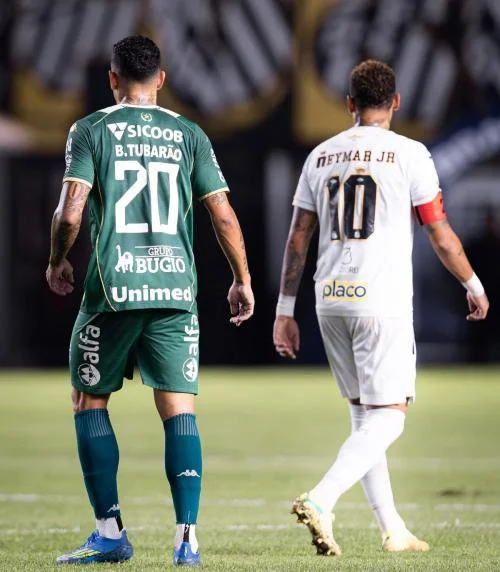 Bruno Tubarao saat berduel dengan Neymar Jr. (Foto: Instagram/@brunotubarao20)