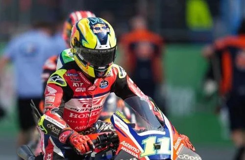 Diogo Moreira memakai sarung tangan Marc Marquez (Foto: Instagram/@diogomoreira_11)