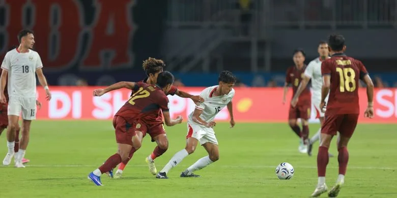 Pemain timnas Indonesia berebut bola dengan pemain timnas Kamboja dalam pertandingan ASEAN Championship 2026 di Stadion Stadion Pakansari, Cibinong, Kabupaten Bogor, Senin (27/7/2026).