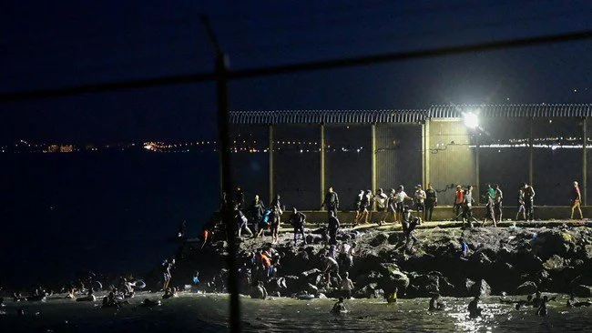 Ratusan Migran Maroko Berenang Menyeberang Laut ke Spanyol, 9 Tewas