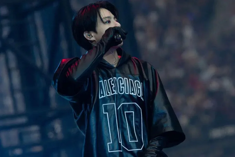 Balenciaga Rancang Busana Eksklusif untuk Jungkook BTS di ARIRANG World Tour