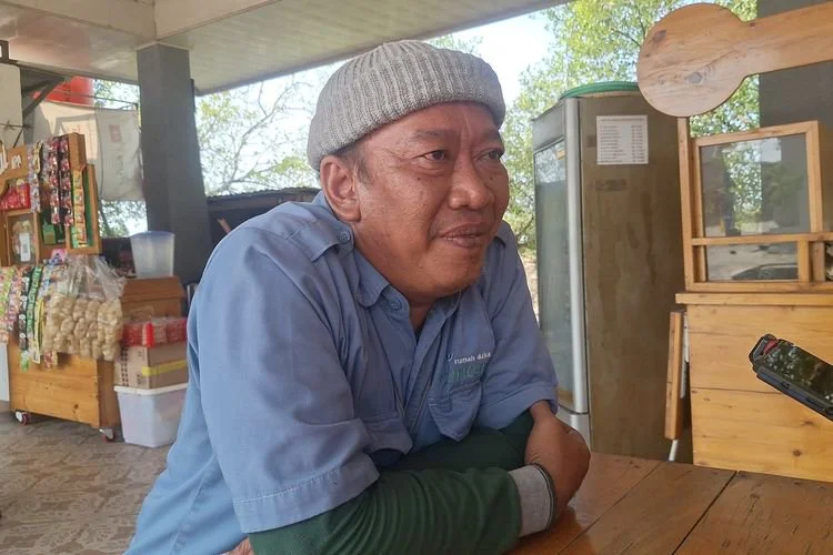 Pekerja kremasi bernama Agus (48) di Cilincing, Jakarta Utara. Kamis, (30/7/2026).