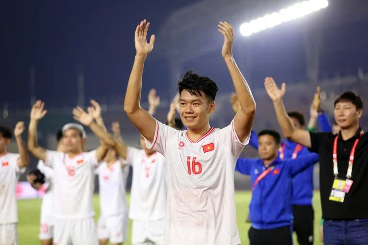 Bek Timnas Vietnam, Nguyen Thanh Chung, merayakan kemenangan 4-1 negaranya atas Laos pada laga Grup B Piala AFF 2024, Senin (9/12/2024).