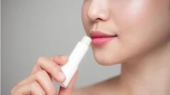 Biar Bibir Halus dan Pink Pakai Lip Balm Apa? Ini 3 Pilihan Bagus Menurut Review Pengguna