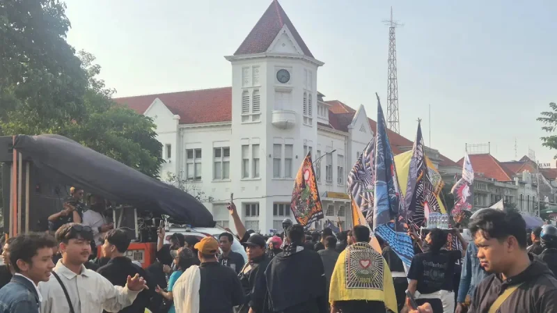 Ribuan Massa PSHT Geruduk Mapolrestabes Surabaya, Desak Polisi Usut Tuntas Kasus Debt Collector