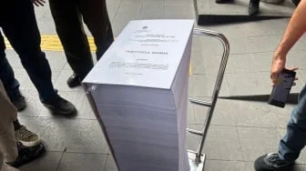 Dilimpahkan ke Pengadilan, Berkas Perkara Gus Yaqut Setinggi 1 Meter Dibawa Pakai Troli