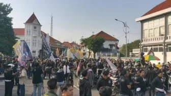Ribuan Pendekar PSHT Kepung Mapolrestabes Surabaya, Desak Polisi Tuntaskan Pembacokan Petugas Valet