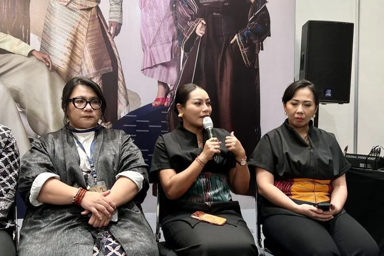 Head of Pendopo, Ni Luh Putu Laura Sarassita (Tengah) dan Desainer Julia Orlandy (Kanan) dalam konferensi pers Prismatic di JICC, Jakarta Pusat, Kamis (30/7/2026).