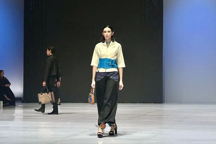 Koleksi bertajuk Nadi di Tondi: Denyut Tradisi dalam Jiwa Masa Kini dari kolaborasi Pendopo dan Julia Orlandy di BTN Indonesia Fashion Week (IFW), Kamis (30/7/2026).