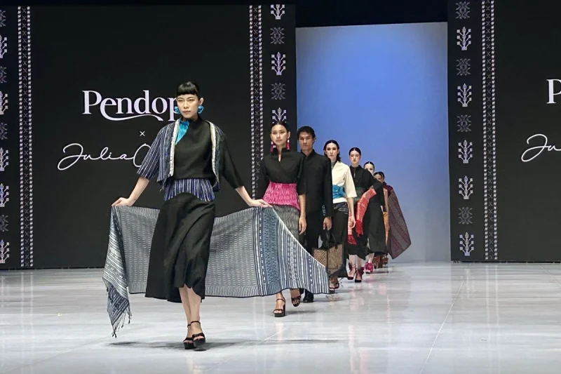 Pendopo dan Julia Orlandy Sulap Ulos Jadi Busana Modern di IFW 2026