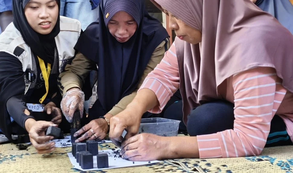 Pembuatan briket dari serabut kelapa di Kecamatan Srono, Banyuwangi, Jumat (31/7/2026). [Suara.com/Hiskia]