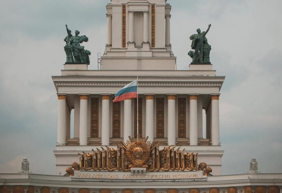 Bendera Rusia sedang berkibar.