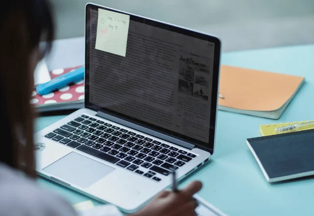 ilustrasi perempuan menggunakan laptop (pexels.com/zenchung)