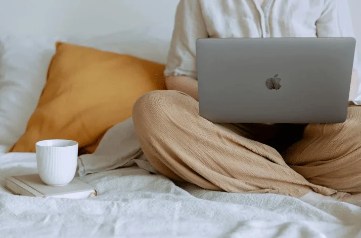 ilustrasi berada depan laptop (pexels.com/tatianasyrikova)