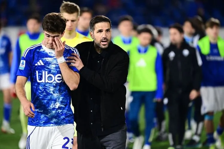 Gelandang Como 1907, Maximo Perrone, dan pelatih Cesc Fabregas, bereaksi di akhir pertandingan Serie A Italia antara Como dan Inter Milan di Stadion Giuseppe Sinigaglia di Como, pada 12 April 2026.