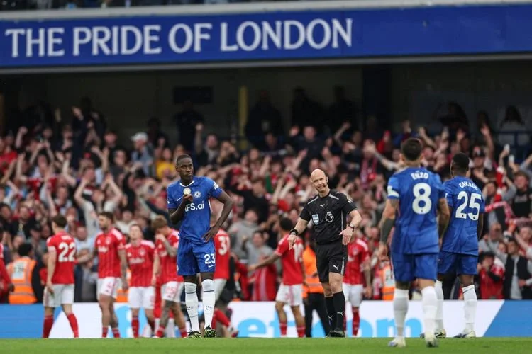 Para pemain Chelsea bereaksi setelah kebobolan gol ketiga pada laga Liga Inggris antara Chelsea dan Nottingham Forest di Stamford Bridge, London, pada 4 Mei 2026.
