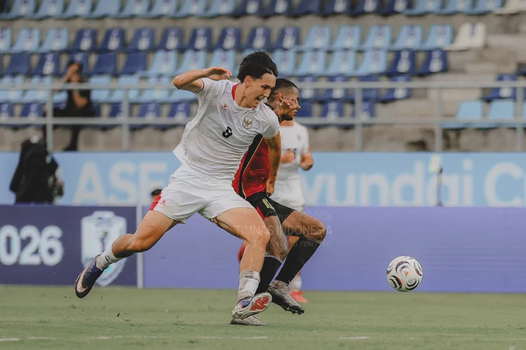 Penyerang Timnas Indonesia Mitchell Baker berduel memperebutkan bola dalam pertandingan kedua Grup A ASEAN Championship 2026 atau Piala AFF 2026 Timnas Indonesia vs Timor Leste ini digelar di Stadion Chonburi, Thailand, Jumat (31/7/2026) sore WIB.