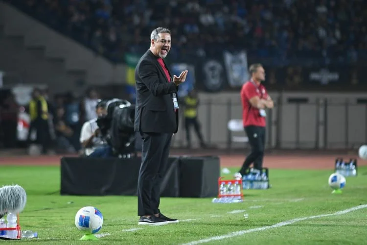 Pelatih Arema FC Marcos Santos memberikan intruksi kepada pemainnya pada laga pembuka Piala Presiden 2026, Sabtu (25/7/2026) di Si Jalak Harupat, Soreang, Kabupaten Bandung. 