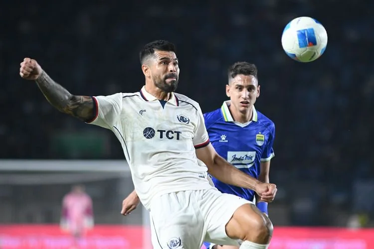 Pemain Arema FC Julian Guevara mencoba melakukan intercept bola yang datang mengancam pertahanan saat meladeni tuan rumah Persib Bandung pada laga pembuka Piala Presiden 2026, Sabtu (25/7/2026) di Si Jalak Harupat, Soreang, Kabupaten Bandung. 