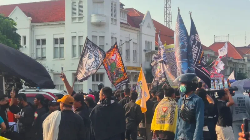 Demo PSHT di Surabaya Sempat Ricuh Gegara Massa Aksi Tak Diizinkan Menuju Markas DC, 2 Aparat Terluka