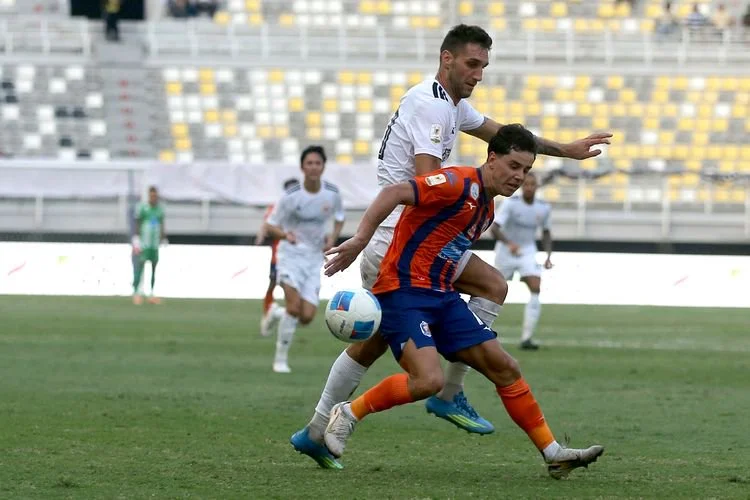 Pemain Port FC Bruno Moreira dijaga ketat pemain Persija Jakarta saat menjalani laga kedua babak penyisihan Grup B Piala Presiden 2026 yang berakhir dengan skor 2-2 di Stadion Gelora Bung Tomo Surabaya, Rabu 929/7/2026) sore.