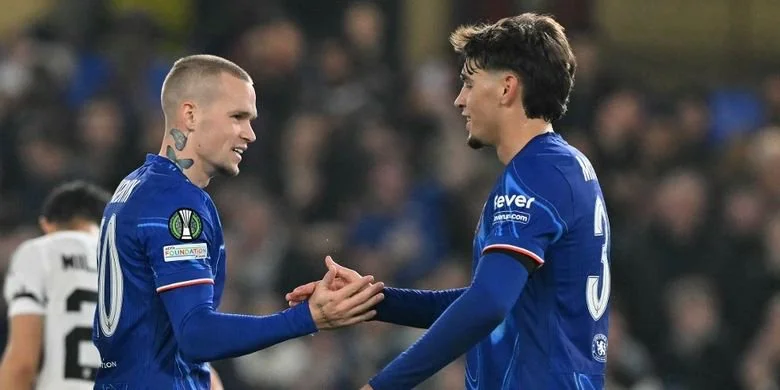 Mykhailo Mudryk (kiri) dan Marc Guiu merayakan gol bagi Chelsea. The Blues pesta gol saat menjamu klub asal Armenia, Noah, pada laga lanjutan UEFA Conference League, Kamis (7/11/2024) atau Jumat dini hari WIB.