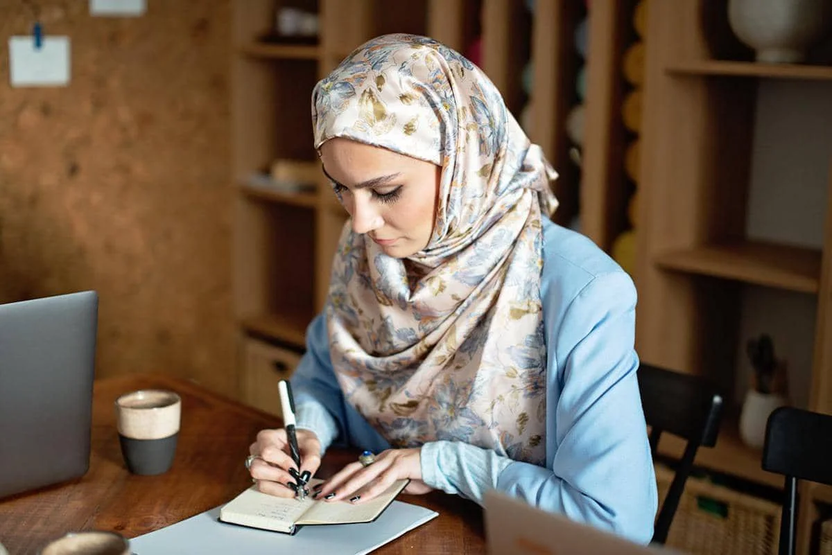 ilustrasi muslim fokus menulis