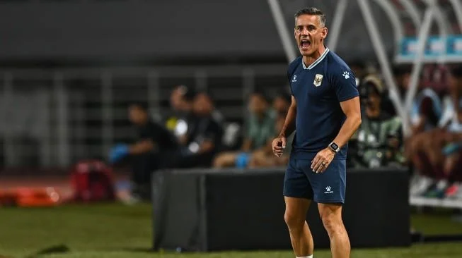 Pelatih Timnas Indonesia John Herdman memberikan instruksi kepada anak latihnya saat melawan Timnas Kamboja pada pertandingan Grup A ASEAN Championship atau Piala AFF 2026 di Stadion Gelora Pakansari, Kabupaten Bogor, Jawa Barat, Senin (27/7/2026). [ANTARA FOTO/Bayu Pratama S/app/tom]