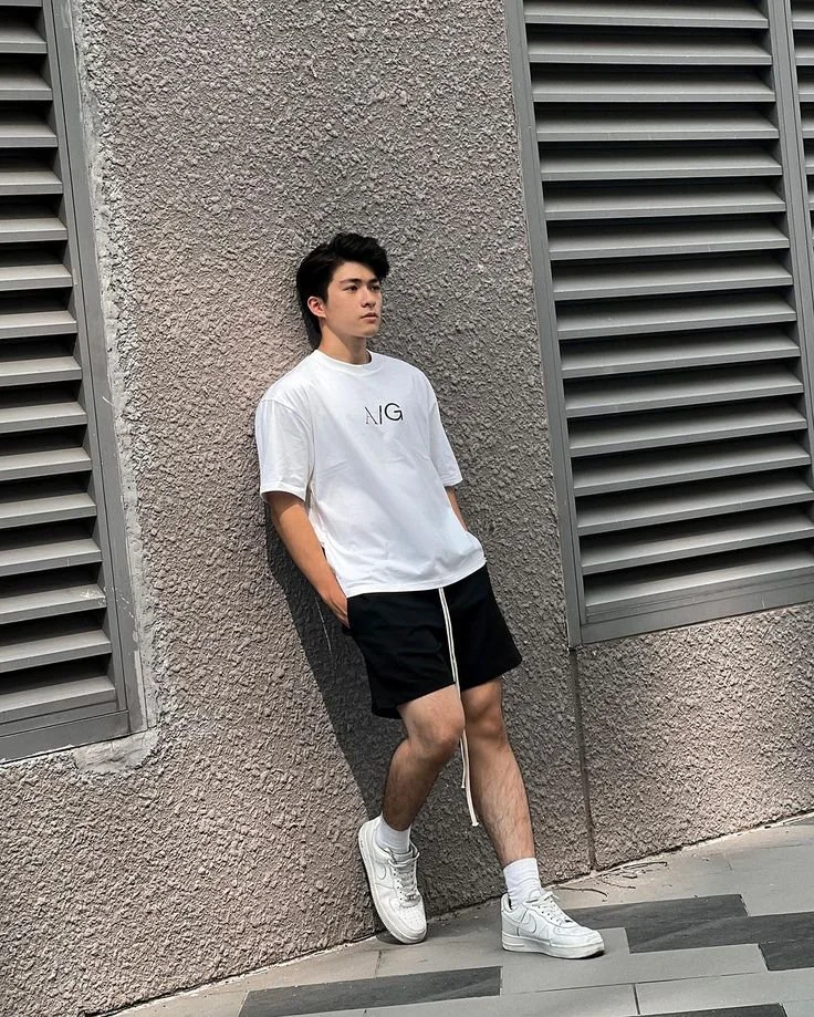 oversized t-shirt + celana pendek + sneakers putih