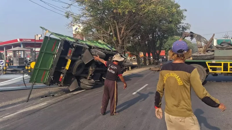 Truk Muatan Besi Terguling di Trosobo Sidoarjo, Lalin Macet Parah